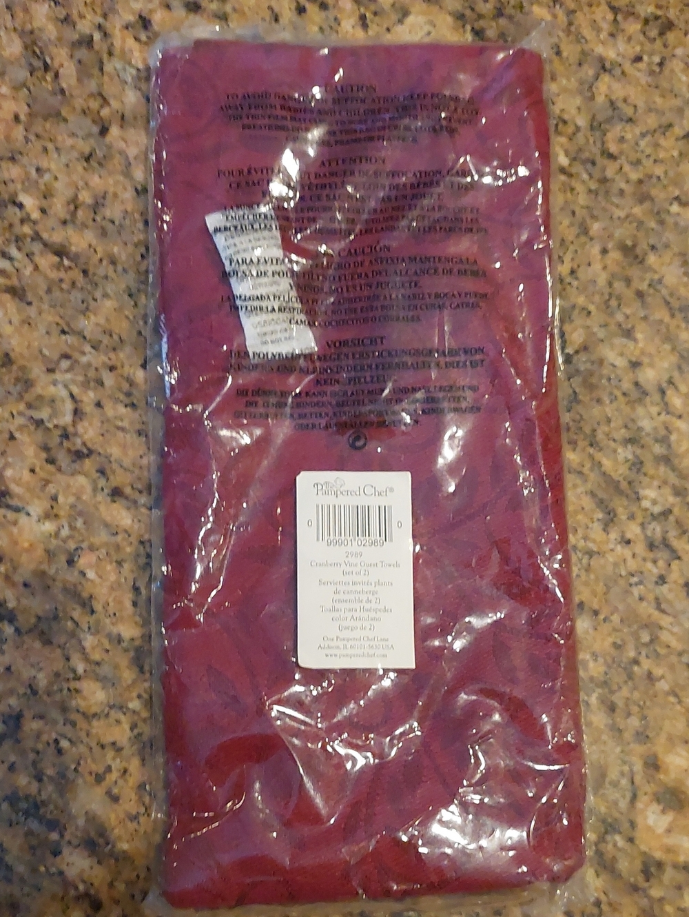 New Pampered Chef Cranberry Vine Guest Towels (set of 2)